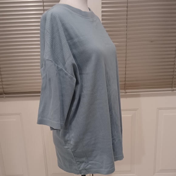 4/$60 Blue Ribbed Tee - Size Large (42) - Picture 3 of 6